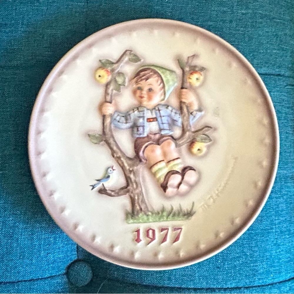 1977 Hummel collectible plate. In excellent condition.